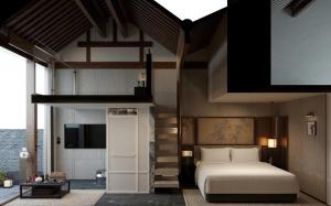 Una cama o camas en una habitación de Siya Jasmine Oriental Courtyard Cultural Theme Hotel