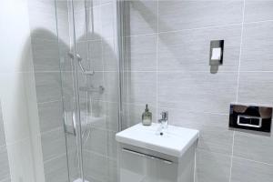 une salle de bains avec douche, toilettes et lavabo dans l'établissement Luxury House - sleeps up to 6 - near Nec, à Meriden 8 autres photos