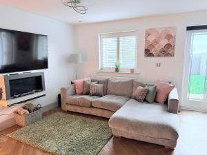 un salon avec deux canapés et une télévision à écran plat dans l'établissement Luxury House - sleeps up to 6 - near Nec, à Meriden