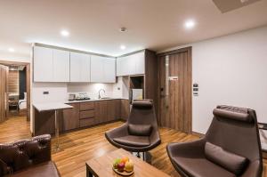 فندق أكوا في باتايا سنترال: مطبخ مع كرسيين وطاولة في الغرفة