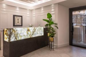 un vestíbulo con un gran acuario en el medio en Palazzo Goldoni Condotti Collection, en Roma