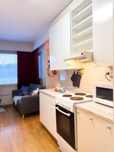 Kuchyň nebo kuchyňský kout v ubytování Large Group Fireside Cabin + 17 fotografií