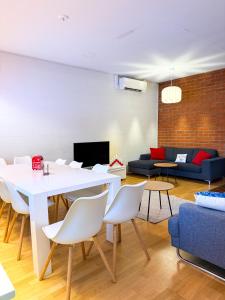 TV a/nebo společenská místnost v ubytování Large Group Fireside Cabin