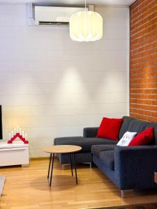 Posezení v ubytování Large Group Fireside Cabin