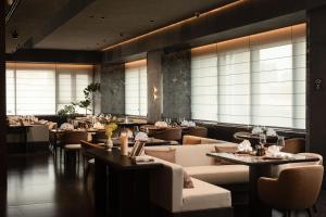 un restaurant avec des canapés, des tables, des chaises et des fenêtres dans l'établissement Atour S Hotel Beijing International Trade CBD Jianguo Men, à Pékin 51 autres photos