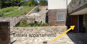 a stone wall with an arrow pointing to an articlearmaarmaarmaarmaarmaarma at Villa Raggio di Sole in Abbadia Lariana