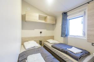 En eller flere senge i et værelse på Mobil home 408 tout confort