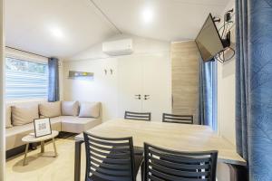 Et opholdsområde på Mobil home 408 tout confort
