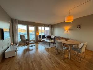ein Wohnzimmer mit Tisch und Couch in der Unterkunft Apartment in beautiful Korshamn by the sea in Korshamn