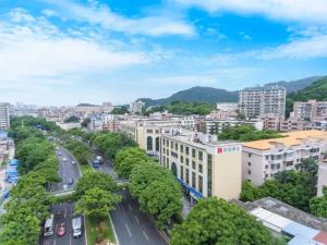 eine Luftaufnahme einer Stadt mit Gebäuden und Bäumen in der Unterkunft Borrman Hotel Guangzhou East Station Meihuayuan Subway Station Branch in Guangzhou