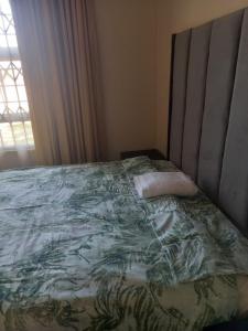 Ένα ή περισσότερα κρεβάτια σε δωμάτιο στο Lovely Home in Bushveld estate