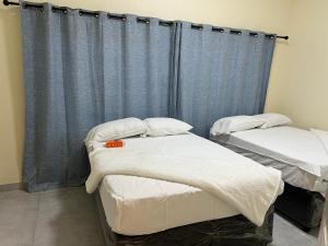 Ένα ή περισσότερα κρεβάτια σε δωμάτιο στο M Lodge