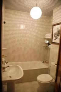 ein Badezimmer mit Badewanne, Toilette und Waschbecken in der Unterkunft Luxury Apartment with Sea View in Malpica, 230 sq.m in Malpica