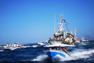 eine Gruppe von Booten im Wasser in der Unterkunft Luxury Apartment with Sea View in Malpica, 230 sq.m in Malpica