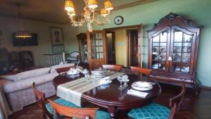 ein Wohnzimmer mit Tisch und Couch in der Unterkunft Luxury Apartment with Sea View in Malpica, 230 sq.m in Malpica + 27 Fotos