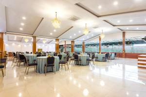 Un salón de banquetes con mesas, sillas y candelabros. en Hotel Yukhang, en Katmandú 50 fotos más