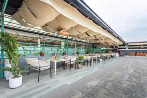 un restaurante con mesas y sillas y una sombrilla grande en Hotel Yukhang, en Katmandú