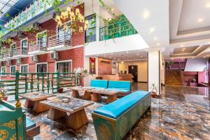 Un restaurante con mesas y bancos en un edificio. en Hotel Yukhang, en Katmandú