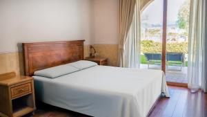 Postel nebo postele na pokoji v ubytování AHG Golf Hotel Porta Del Sole + 34 fotografií