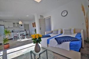 ein Schlafzimmer mit einem Bett und einer Vase mit Blumen darauf in der Unterkunft The Pearl of the Castle, 2 king size beds, 4 p in Salobreña