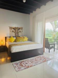 Un dormitorio con una cama grande y un balcón. en Rumi Bumi - Lovina Rice Terrace Retreat, en Lovina 35 fotos más