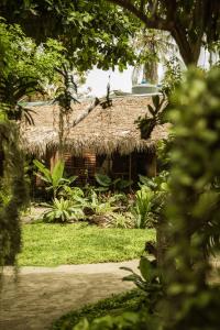 eine Hütte mit Strohdach im Garten in der Unterkunft Hideaway, Koh Lipe in Ko Lipe + 30 Fotos