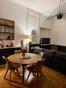 un salon avec une table et un canapé dans l'établissement Grand F2, quartier historique de Moulins, 5 pers, à Moulins