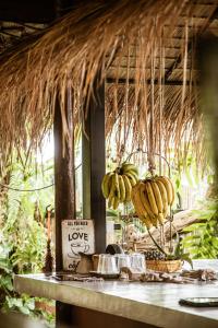 Zwei Bananenstauden hängen von einem Strohdach in der Unterkunft Hideaway, Koh Lipe in Ko Lipe