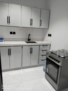 Η κουζίνα ή μικρή κουζίνα στο شاليه انسام الورد مثملة