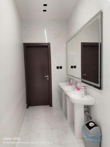 Ένα μπάνιο στο شاليه انسام الورد مثملة