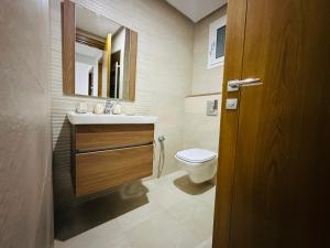une salle de bain avec toilettes, lavabo et miroir dans l'établissement Safa, à Tunis 8 autres photos