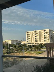 Elle offre une vue sur un grand immeuble depuis son balcon. dans l'établissement Safa, à Tunis