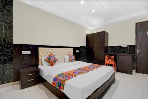 Ένα ή περισσότερα κρεβάτια σε δωμάτιο στο FabHotel Family Inn