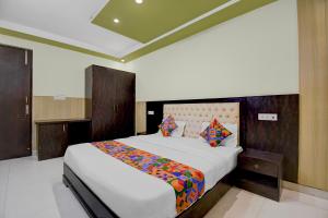 Ένα ή περισσότερα κρεβάτια σε δωμάτιο στο FabHotel Family Inn