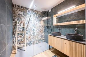 een badkamer met twee wastafels en een douche bij Chalet l'Orée in Valloire +34 foto's