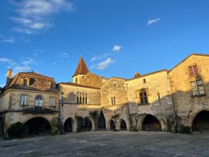 Φωτογραφία από το άλμπουμ του Walk trails, chateau, shop,spa, pellet stove cozy σε Biron