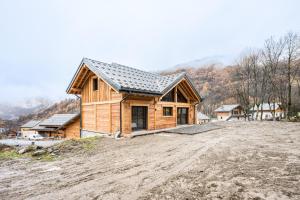 een huis wordt gebouwd op een onverharde weg bij Chalet l'Orée in Valloire