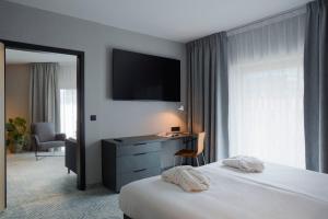 弗罗茨瓦夫加弗罗茨瓦夫Q酒店的有两张床和一台电视的酒店房间