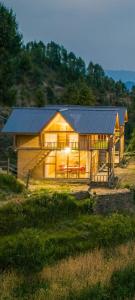 Jufri Hills Cottage في Jibhi: منزل خشبي كبير بسقف أسود