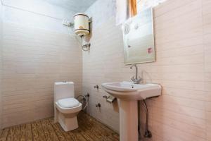 Jufri Hills Cottage في Jibhi: حمام مع مرحاض ومغسلة