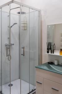 a shower with a glass door in a bathroom at Le Henri II - 15 min du circuit, arrivées & départs autonomes in Le Mans