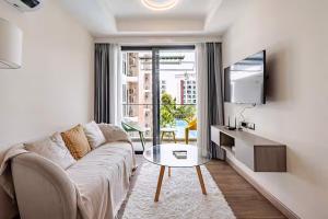 TV a/nebo společenská místnost v ubytování The One Chiang Mai 420 - Deluxe 1BDR Pool View near Central Festival