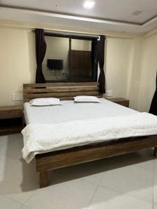 Ένα ή περισσότερα κρεβάτια σε δωμάτιο στο A R Regency +6 φωτογραφίες