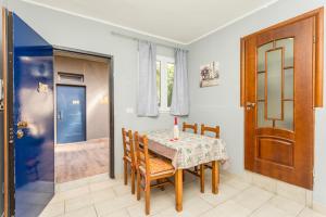 ein Esszimmer mit Tisch und Stühlen und einer Tür in der Unterkunft Sp Luxury Room - Catania in Cannizzaro