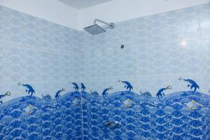 ein Wandbild von Delfinen und Fischen an der Wand in der Unterkunft Mountain Breeze Inn Midigama in Midigama East + 64 Fotos