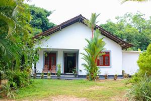 Κήπος έξω από το Mountain Breeze Inn Midigama