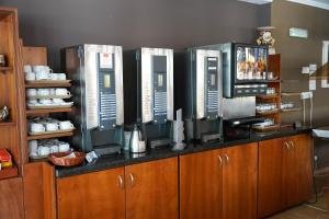 eine Küche mit einer Arbeitsplatte und einer Kaffeemaschine in der Unterkunft Basilica Holiday Resort in Paphos City