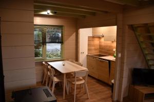 Η κουζίνα ή μικρή κουζίνα στο ArdenParks PetiteSuisse Chalet Renardeau