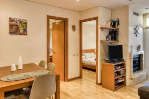 un salon avec une table à manger et une télévision dans l'établissement Apartamento Rocio en Calella, à Calella de Palafrugell