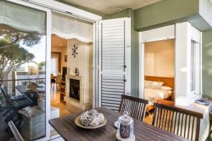 une salle à manger avec une table et un salon dans l'établissement Apartamento Rocio en Calella, à Calella de Palafrugell